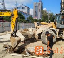 男人扣美女逼网站高温下的坚守｜道路建设者用汗水铺就畅通路